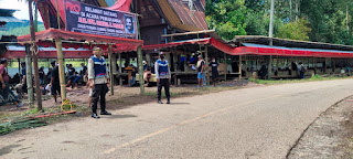 Personel Polsek Tondon Nanggala Polres Torut Monitoring Pelaksanaan Rambu Solo