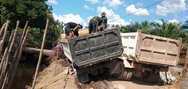   Ban Amblas, Satgas TMMD Kodim 1207 Bantu Dump Truk Pengangkut Material