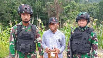 Demi Keamanan Wilayah, Satgas Pamtas Yonif Raider 300 Adakan Pemeriksaan Kendaraan Di Jalan Trans Papua