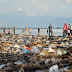 Lautan Sampah Menggunung di Pantai Pasir Jambak