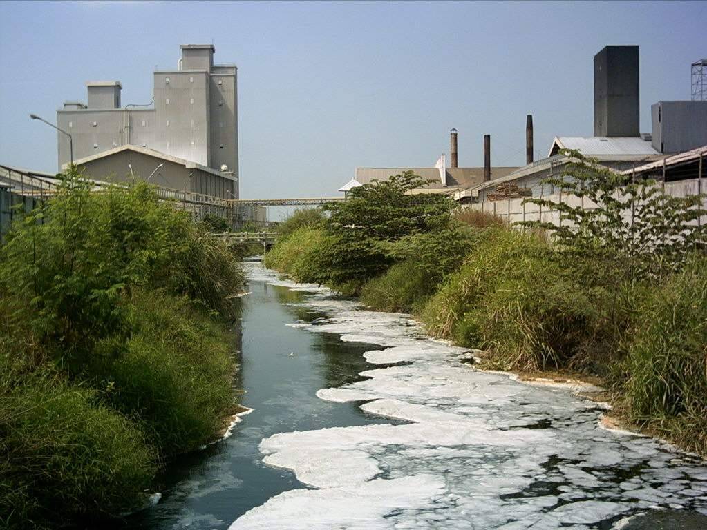 pembuangan sisa toksik ke dalam sungai