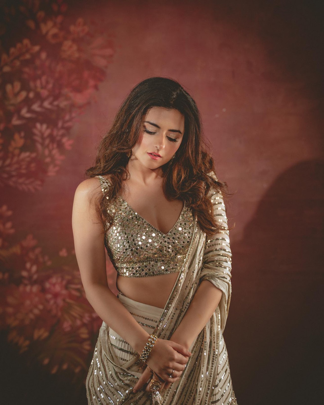 ridhi dogra cleavage saree hot actress