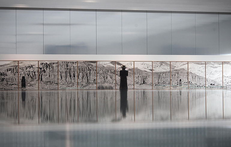 Photographie de la falaise de Bâmiyân exposée au Louvre-Lens