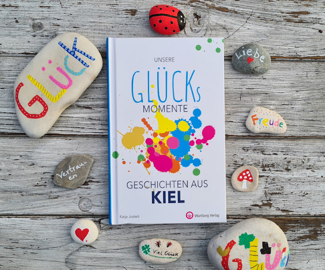 Glückssteine bemalen: Einfache DIY-Anleitung. Zum Thema Glück findet Ihr noch viele Ideen auf Küstenkidsunterwegs, etwa mein Buch mit Glücksmomenten von mir als Autorin Katja Josteit.