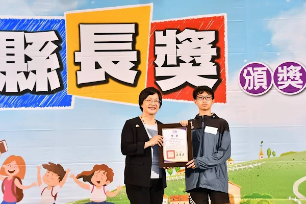 ▲新庄國小陳建愷雖家境清寒，但在體育競賽中表現優異，獲彰化縣長王惠美頒發「逆境奮發獎」。（記者林明佑翻攝）