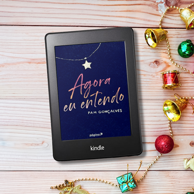 Kindle ao lado de enfeites de Natal