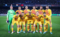 F. C. BARCELONA. Temporada 2021-22. Ter Stegen, Ferran Torres, Sergio Busquets, Ronald Araújo, Aubameyang, Piqué. Pedri, Dest, Adama, Frenkie De Jong, Jordi Alba. SSC NAPOLI 2 F. C. BARCELONA 4 Global de la eliminatoria: FC Barcelona 5 SSC Napoli 3. Jueves 24/02/2022, 21:00 horas. Liga Europa, dieciseisavos de final, partido de vuelta. Nápoles, Italia, estadio Diego Armando Maradona: 38.000 espectadores (aforo limitado 75%). GOLES: 0-1: 8’, Jordi Alba. 0-2: 13’, Frenkie De Jong. 1-2: 23’, Lorenzo Insigne, de penalti. 1-3: 45’, Gerard Piqué. 1-4: 59’, Aubameyang. 2-4: 87’, Politano.