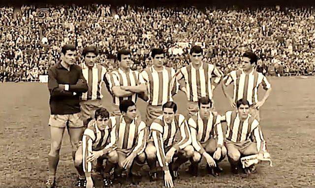 CLUB ATLÉTICO DE MADRID. Temporada 1966-67. San Román, Griffa, Colo, Martínez Jayo, Glaría, Rivilla. Ufarte, Cardona, Urtiaga, Adelardo y Collar. CLUB ATLÉTICO DE MADRID 2 REAL MADRID C. F. 2. 16/04/1967. Campeonato de Liga de 1ª División, jornada 29. Madrid, estadio de Manzanares. GOLES: 1-0: 8’, Cardona. 1-1: 63’, Grosso. 1-2: 79’, Veloso. 2-2: 87’, Adelardo.