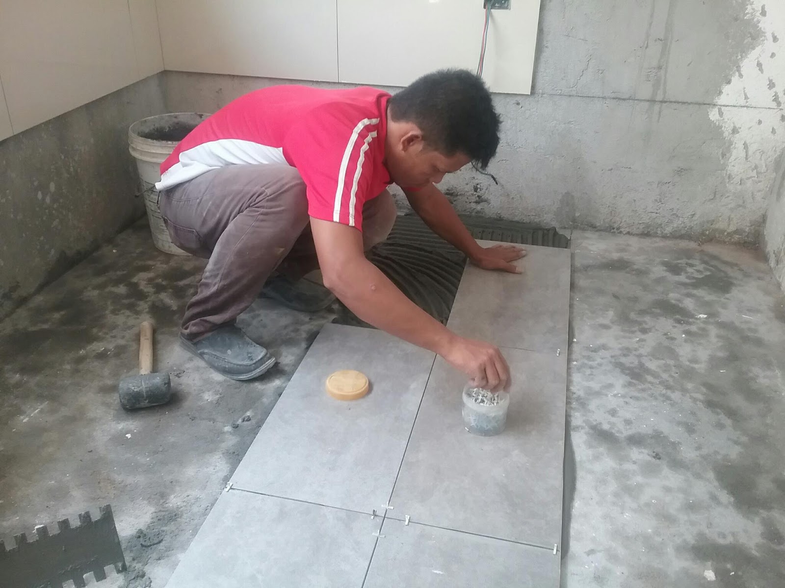 Pemasangan tile  lantai  untuk dapur 