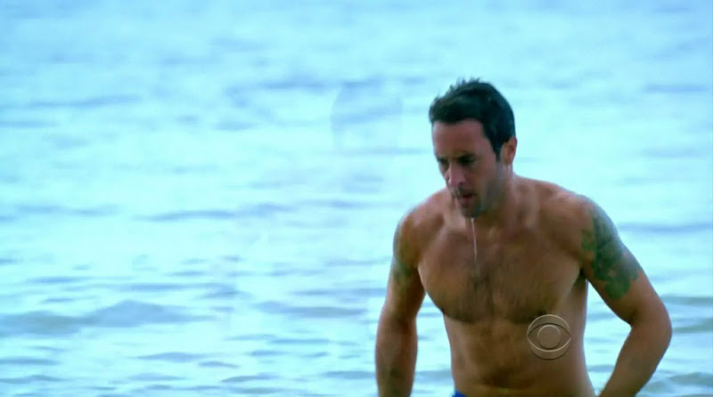 Alex O'Loughlin Shirtless on Hawaii Five-0 s1e02