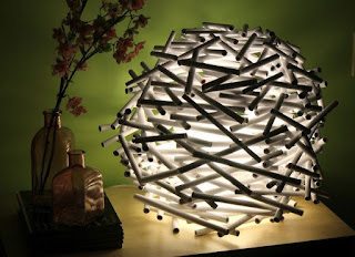 lampu cantik yang terbuat dari koran bekas