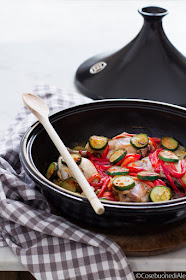 tajine di pollo, peperoni, cipolle e zucchine