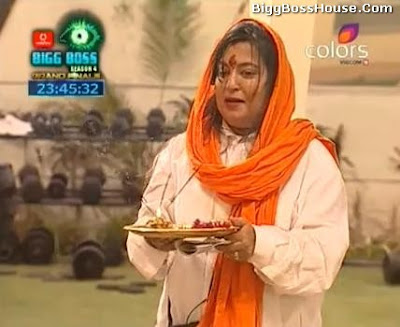 Dolly Bindra Pray God In Finale Week Bigg Boss 4