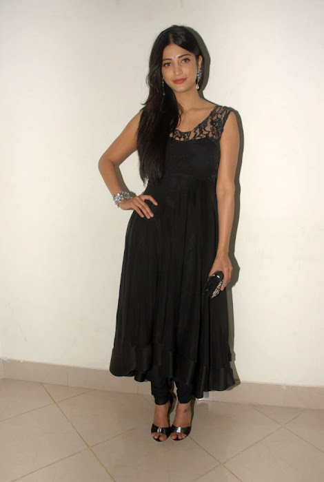 shruthi han at oh my friend audio launch, shruthi han new unseen pics