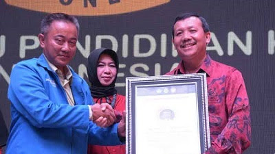 Sekda Jabar Iwa Karniwa Dianugrahi Motivator Guru Pendidikan Khusus