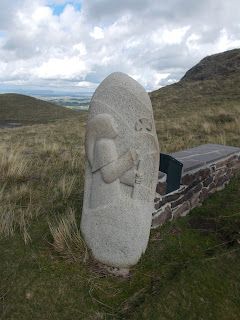 Sculpture Pierre de Menet, borne audio sur le sentier d'interprétation de la Font Sainte