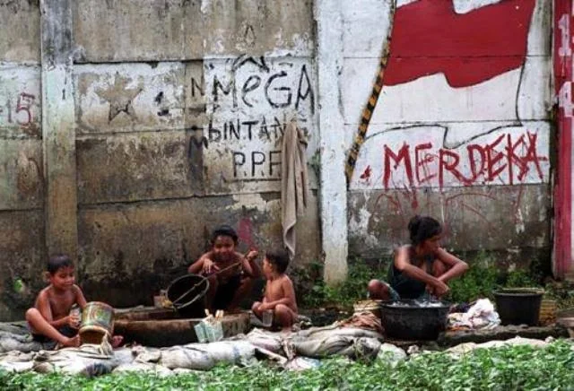 logika kemerdekaan yang diproklamasikan pada 17 Agustus 1945, sebagaimana digariskan di alinea kedua pembukaan UUD 1945 itu, masih jauh dari kenyataan. Keadilan tak dinikmati oleh seluruh rakyat. Lebih-lebih lagi kemakmuran.