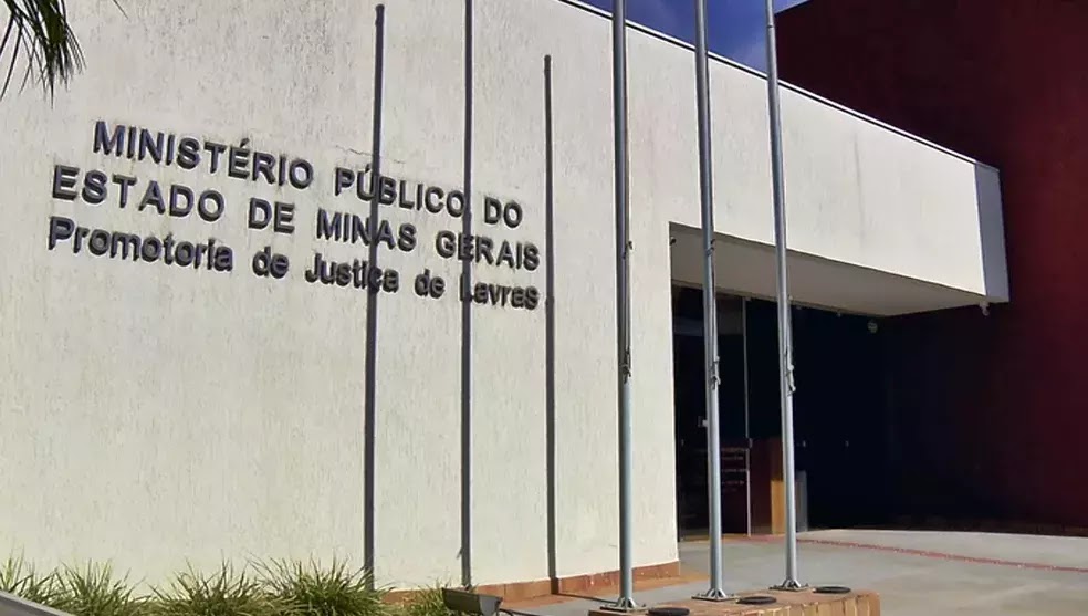 MP propõe ação por improbidade contra prefeito e secretário de Ijaci por furarem a fila da vacinação contra a Covid-19
