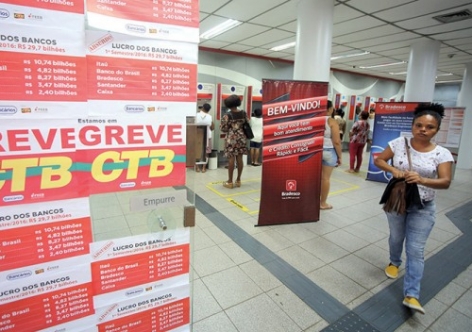 Segundo informações da bancária Andrea Barcelos, da Coordenação Nacional de Bancários da Central de Trabalhadores e Trabalhadoras do Brasil (CTB) a greve nacional registrou nesta quinta-feira (8) um aumento de 13% nas paralisações em relação ao primeiro dia. 

Em São Paulo, Osasco e região foram 822 locais de trabalho paralisados e cerca de 41 mil bancários aderiram à greve.

De acordo com informações publicadas no site da Confederação Nacional dos Trabalhadores do Ramo Financeiro (Contraf), o primeiro dia de greve (6) resultou em 7.359 pontos paralisados considerando agências, centros administrativos, Central de Atendimento (CABB) e Serviço de Atendimento ao Cliente (SAC). 

Segundo o Banco Central, este número equivale a 31,25% do total de agências no Brasil. A Contraf informou que a adesão neste primeiro dia foi maior 17,7% que a adesão do ano passado.