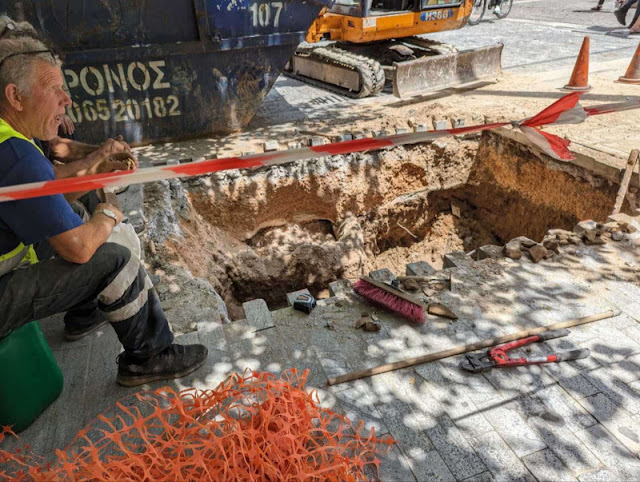 Αρχαία βρέθηκαν κατά τη διάρκεια εκσκαφής στην Ερμού