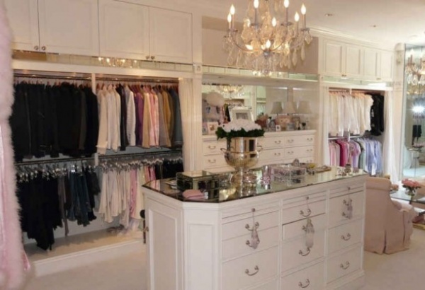 WALK IN CLOSETS