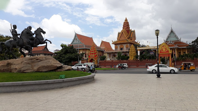 Exploring the Unique Traditions & Rituals at Wat Ounalom