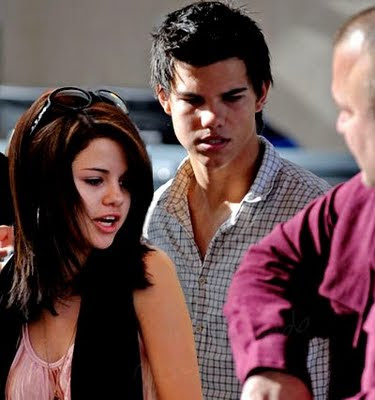 selena gomez y taylor lautner besandose. Taylor Lautner y Selena Gomez