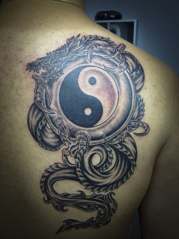 O Yin Yang tatuagem feita por um dragão. Dragões são um sinal de prosperidade em Chinês crença que significa, carregando o símbolo do Yin Yang é bom sinal.