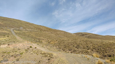 acceso a pampa, vuelta de la media luna, precalingastino, rio de las cuevas 