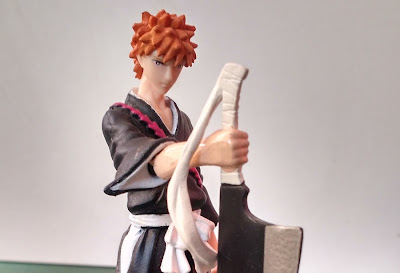 Figura de ação de vinil estática de Ichigo do anime Bleach, segurando uma faca grande  - 13 cm  R$40,00