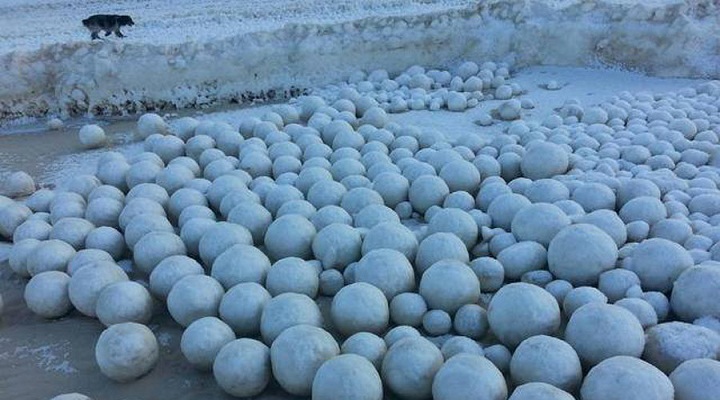  Misteri Munculnya Bola-bola Es Raksasa di Siberia