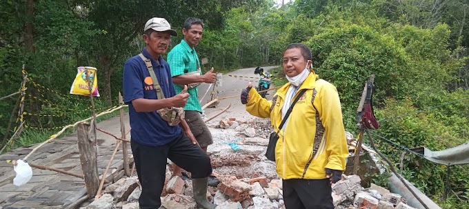 25 November 2022 Kegiatan pembangunan jalan yg rusak  di daerah sungai jernih kelurahan payuputat kecamatan Prabumulih barat.