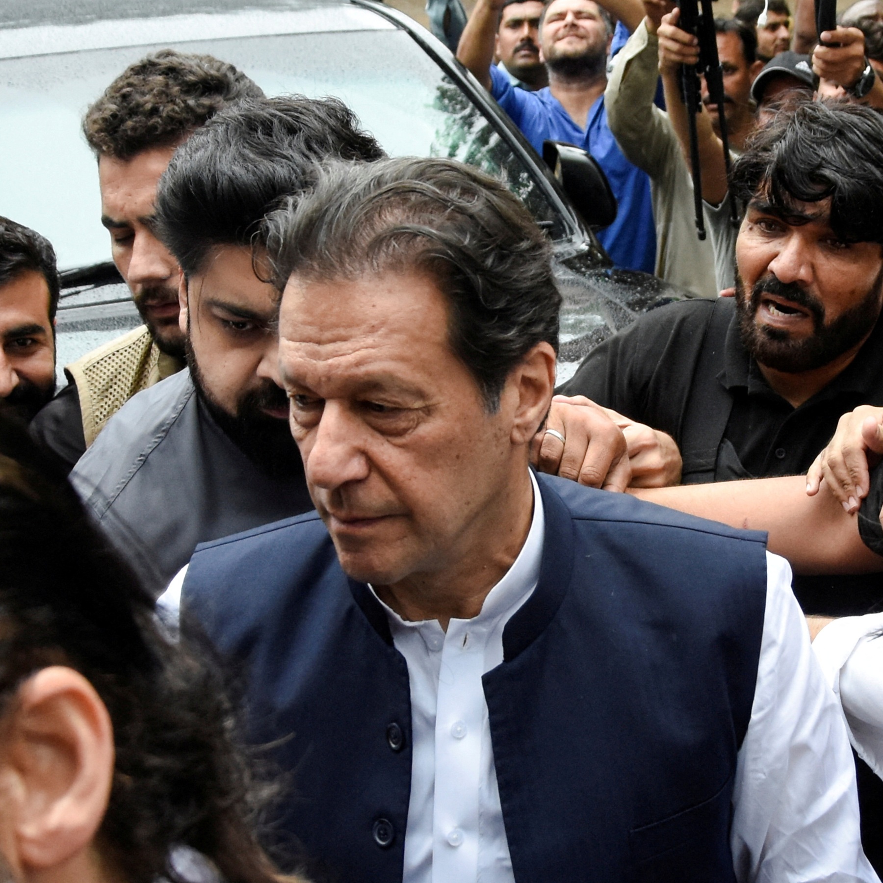 عمران خان کو گرفتار کر لیا گیا۔