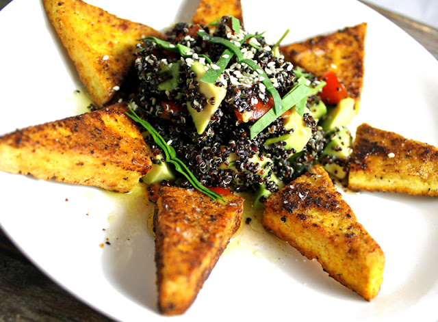 Oppskrift Quinoasalat Fritert Tofu Avokado Tomater Quinoa