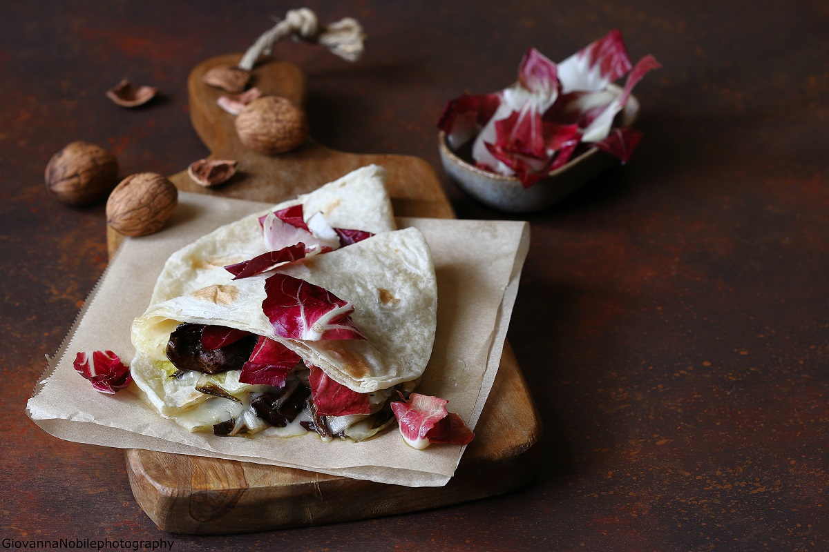 Piadina con formaggio piattone, radicchio e mela