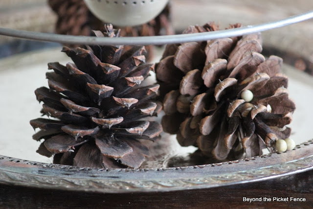 12 days of Christmas centerpiece http://bec4-beyondthepicketfence.blogspot.com/