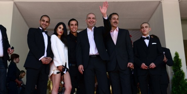 diretor-palestino-hany-abu-assad-no-centro-e-o-elenco-de-omar-chegam-a-exibicao-do-filme-no-festival-de-cannes-2013-1369065697710_615x300