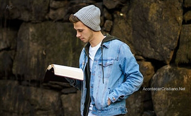 Actor Nathaniel Buzolic leyendo Biblia