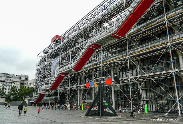 escultura Horizontal (1974), de meu xodó Alexander Calder, no Beaubourg, Paris