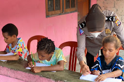 Polwan Polres Jayapura Ajar Generasi Emas Kampung Yobeh Sentani Baca Tulis