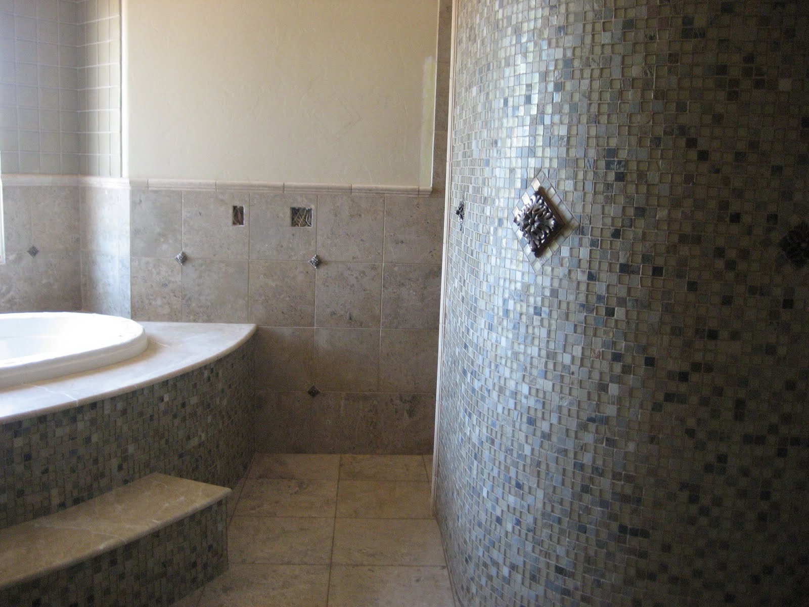 bathroom half wall  wall and around jacuzzi w travertine half way up walls with deco