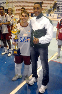 Secretário de Esportes Alexandre da Trindade e o jogador Bruno, capitão da equipe campeã Mercearia Barra do Imbuí