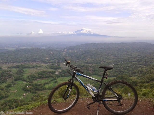 Mengabadikan sepeda di puncak Becici