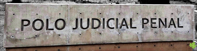 Bloques de hormigón armado con letras que dice Polo Judicial