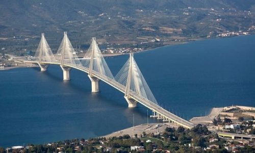 Μειωμένο θα είναι το κόστος του μηνιαίου πακέτου πολλαπλών διελεύσεων από την Γέφυρα «Χαρίλαος Τρικούπης» για το 2023 σύμφωνα με τον Υφυπουργό Υποδομών και Μεταφορών Γιώργο Καραγιάννη καθώς οι διαπραγματεύσεις του υπουργείου με την εταιρεία οδήγησαν σε μείωση της τιμής των διοδίων αντί της προγραμματισμένης αύξησης.