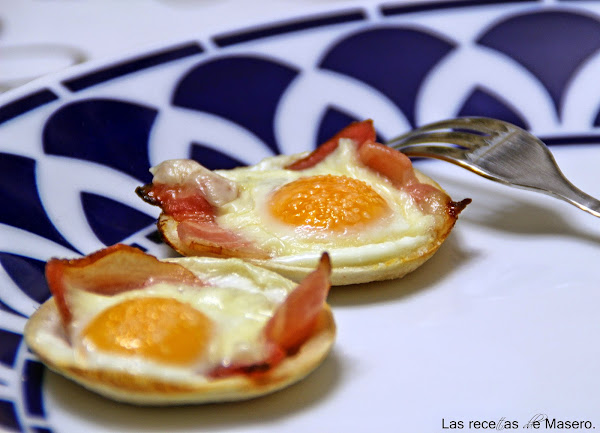 Tartaletas de pan de molde con beicon y huevo.