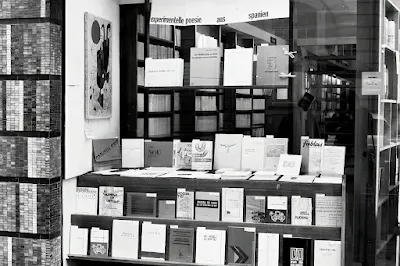 Escaparate libreria Bouvier Bonn 1973 expo experimentelle poesie aus spanien