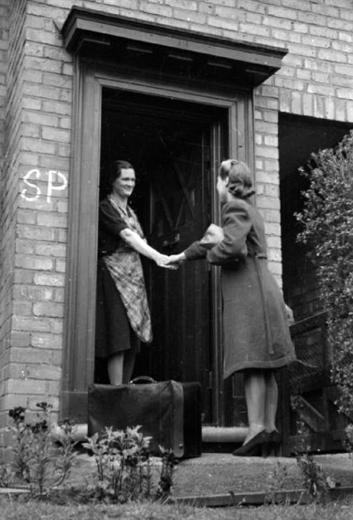 The Butterfly Balcony - Picture Posts - A Girl Joins Up - Women in Wartime The Butterfly Balcony - Picture Posts - A Girl Joins Up - Women in Wartime