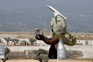 Escultura de 24 metros de altura, 33 toneladas de peso y  presupuesto de 300.000 euros del aeropuerto de Castellón.