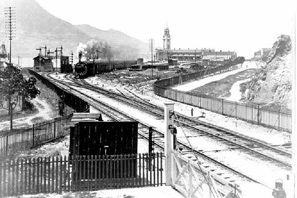 【香港好去處】由尖沙咀去巴黎 100年前的九龍車站 尖沙咀鐘樓 - 從大包米一帶望向九龍車站